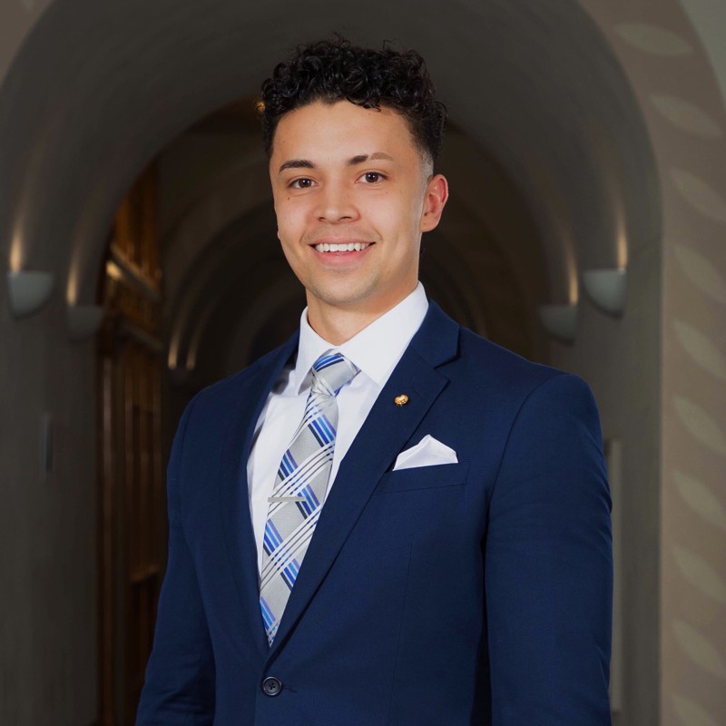 Tomás Estrella headshot